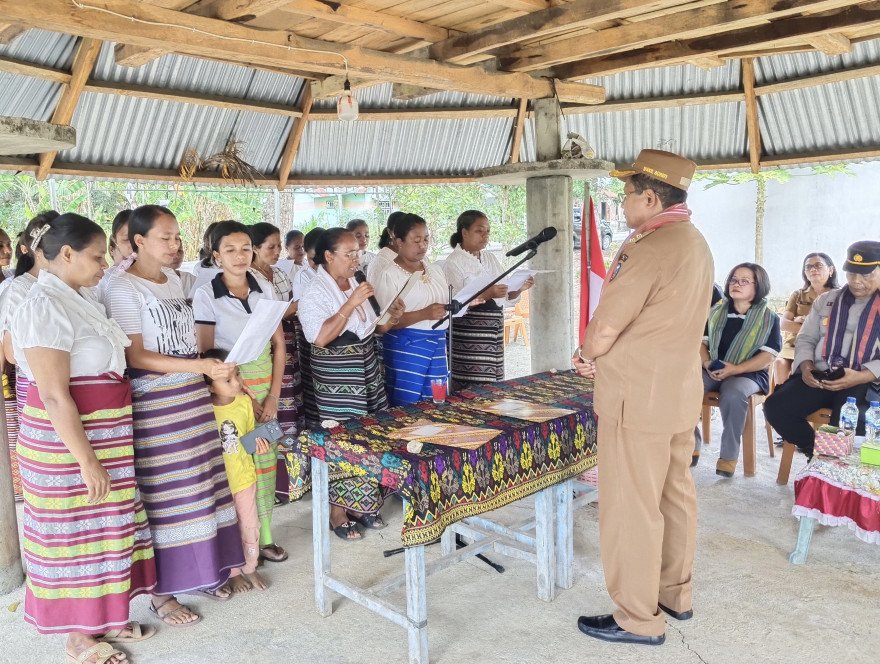 PELANTIKAN JARINGAN PEREMPUAN ANTI MIGRASI TENAGA KERJA NON PROSEDURAL(JAPAMTEKENPRO)DI DESA LETMAFO