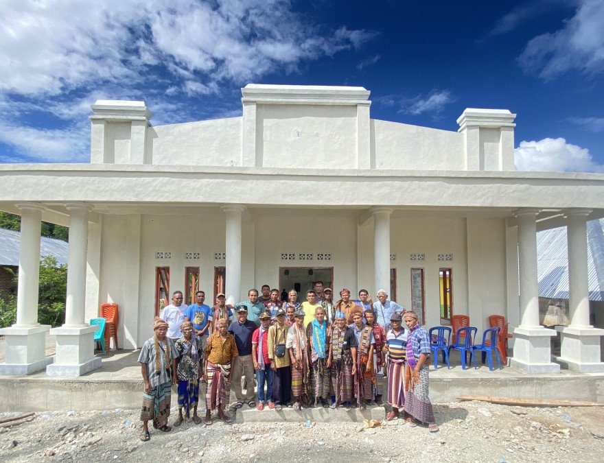 PARA TOKOH ADAT MELAKSANAKAN RITUAL ADAT ATAP AULA KANTOR DESA LETMAFO